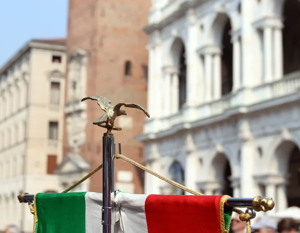 Drapeau italien de l'armée orchestre musical et la basilique palladienne — Photo