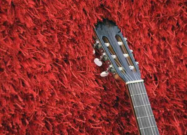 Guitarra clássica no tapete vermelho — Fotografia de Stock