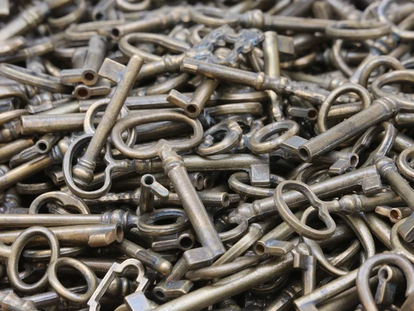 Brass and bronze keys for sale at flea market — Stock Photo, Image