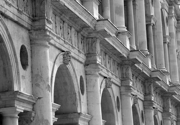 Detalj av fantastiska vita palladianska basilikan i Italien — Stockfoto