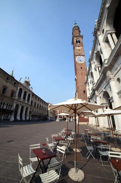 Gran sombrilla blanca en la plaza principal de Vicenza en Italia —  Fotos de Stock