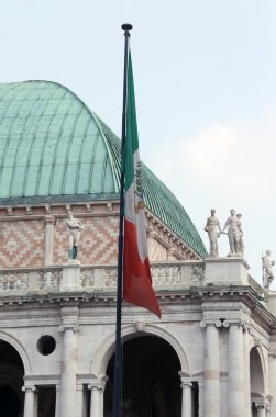 İtalyan bayrağı ve vicenza İtalya palladian Bazilikası