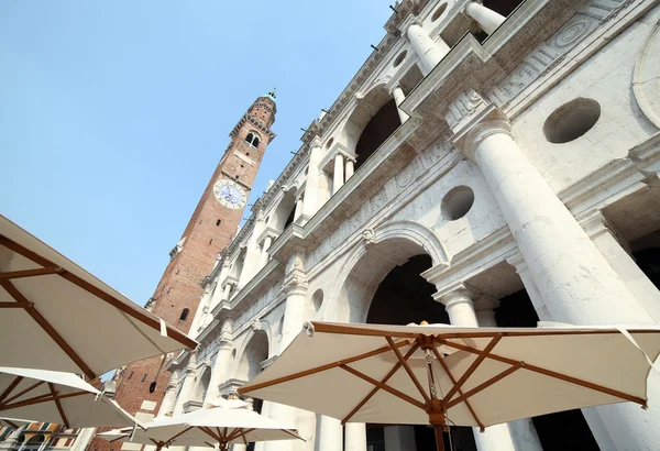 Большой белый зонтик на главной площади города Виченца в Италии — стоковое фото