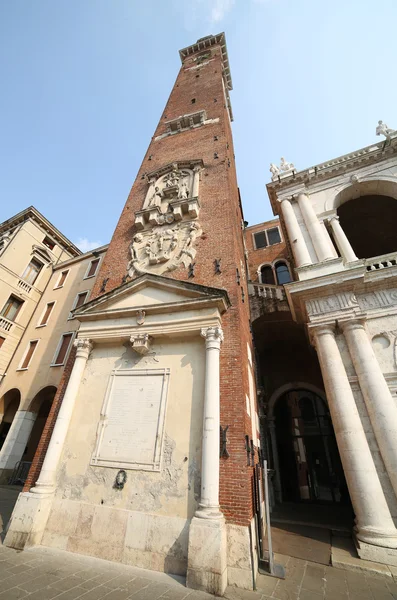 Obrovská věž s hodinami palladiánské baziliky v italském městě — Stock fotografie