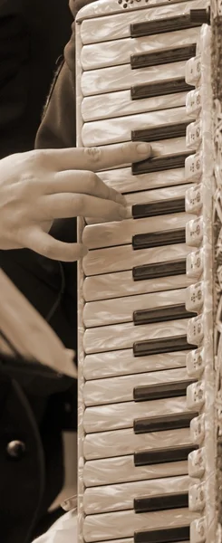 Jonge vrouw speelt het oude accordeon toetsenbord — Stockfoto