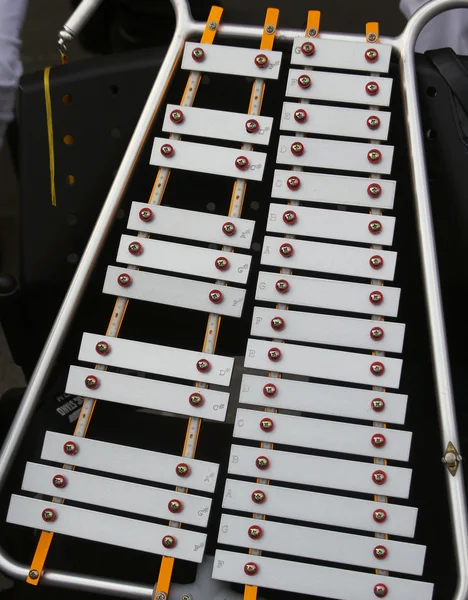 Xilofone moderno com as notas musicais gravadas em barras de metal — Fotografia de Stock