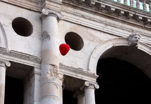 Červený balón během festivalu v Vicenza, Itálie — Stock fotografie