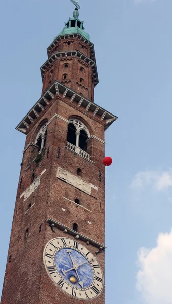 Věž s barevné bubliny během festivalu v Vicenza v I — Stock fotografie