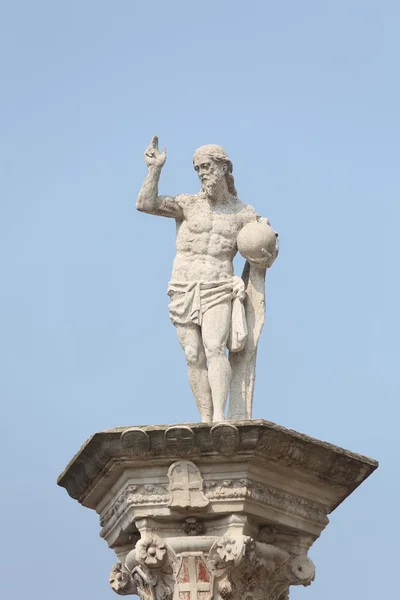 Художественные белые статуи на главной площади Виченцы — стоковое фото