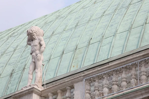 Weiße Statuen auf dem großen Platz von Vicenza — Stockfoto