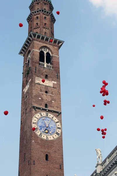 Torre do relógio com balões vermelhos durante o Festival em VICENZA — Fotografia de Stock