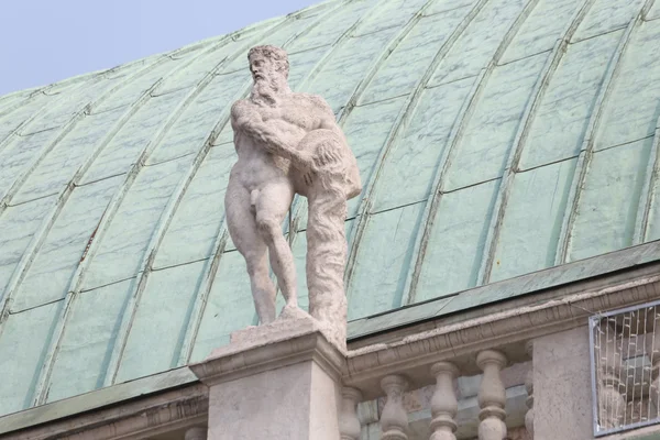 素晴らしい広場、ヴィチェンツァ市の芸術的な彫像 — ストック写真