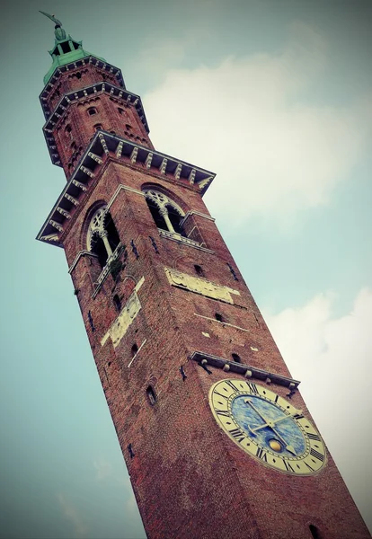 Wysoka wieża przy głównym placu w Vicenza — Zdjęcie stockowe