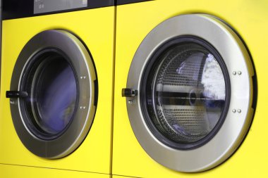 iki çamaşır makineleri laundromats yılında sarı