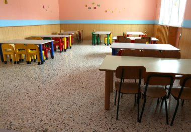 renkli sandalye ve yemek masaları ile kreş yemekhane