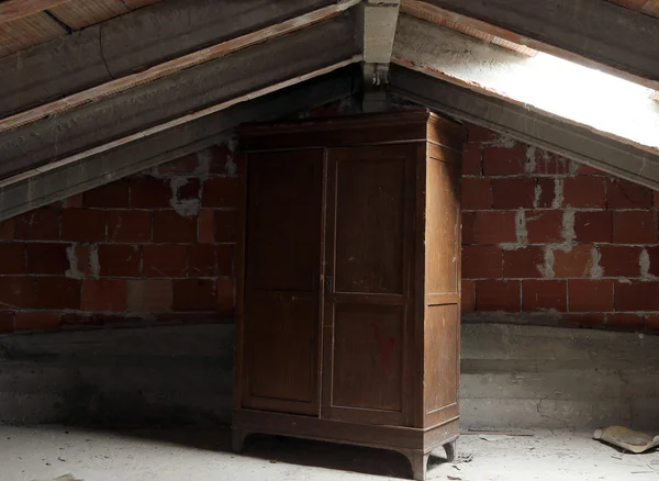 Wooden wardrobe in the dusty uninhabited attic — Stock Photo, Image