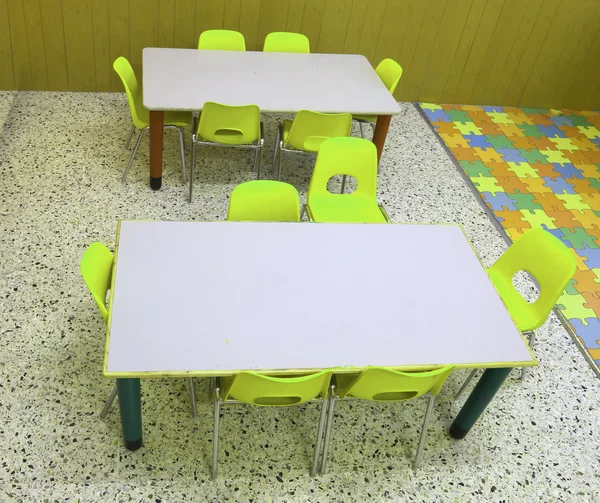 Bunte Schulstühle und Tische für Kinder — Stockfoto