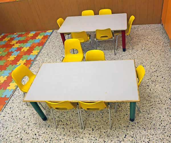 Aula en la escuela para niños con sillas y mesas — Foto de Stock