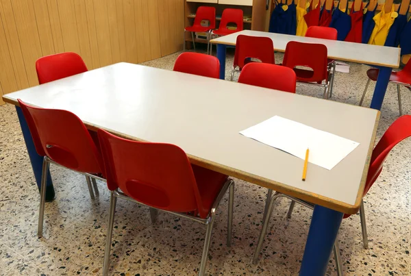 Школьные стулья и столы для детей в школе — стоковое фото