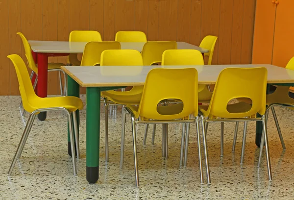 Aula di un asilo nido con sedie gialle — Foto Stock