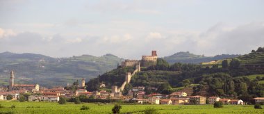 verona şehri yakınındaki Soave Ortaçağ Kalesi