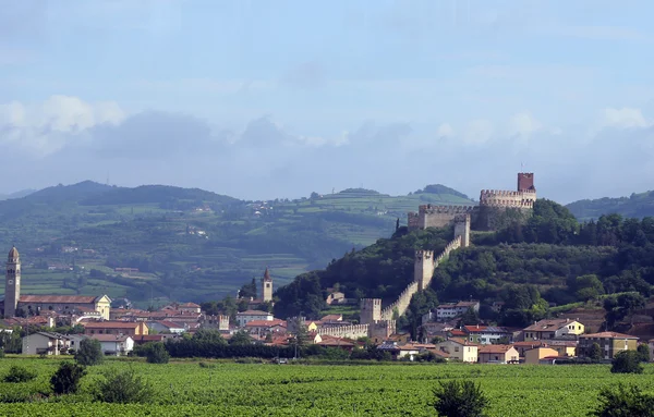 Ancient medieval castle of SOAVE near VERONA — Stock Photo, Image