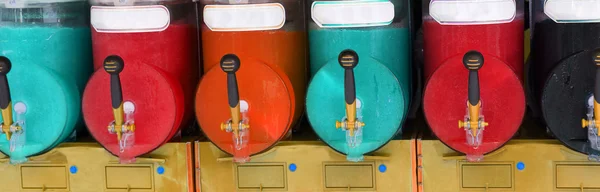 Máquina de barbear gelo com muitos sabores coloridos e gelado no bar — Fotografia de Stock