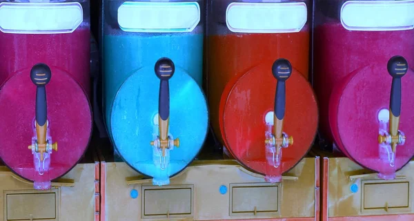 Máquina de barbear gelo com muitos sabores coloridos e gelados — Fotografia de Stock