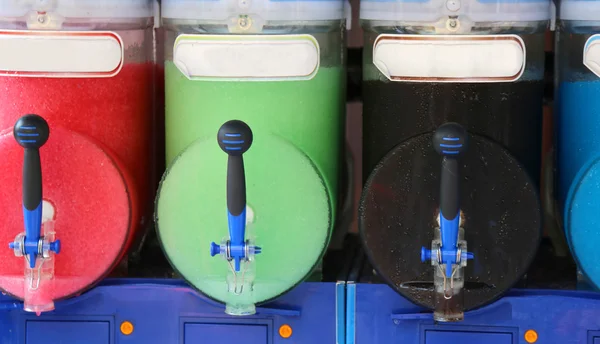 Máquina de hielo afeitado con muchos sabores de colores y hielo en la barra — Foto de Stock