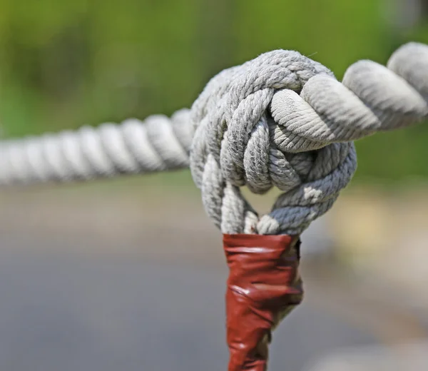 Grande nó com corda resistente — Fotografia de Stock