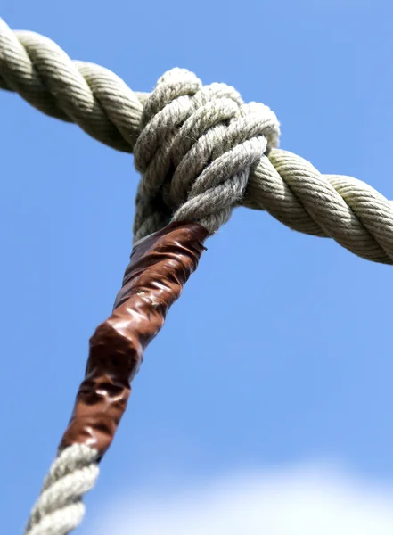 Knot with sturdy rope to remember the commitments — Stock Photo, Image