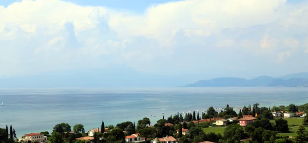 Bela vista do Lago de Garda na Itália com montanhas — Fotografia de Stock