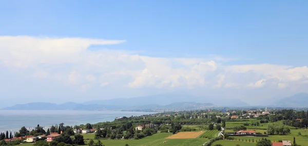 Bela vista do Lago Garda, na Itália, com montanhas — Fotografia de Stock