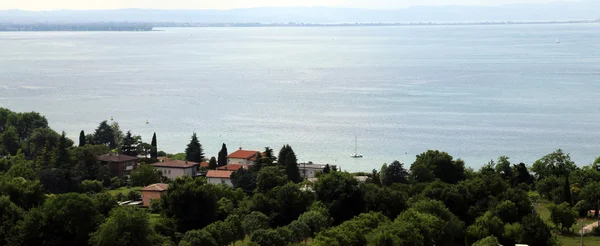 Hermosa vista del lago de Garda en Italia — Foto de Stock