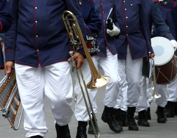 Desfile de músicos da banda em pleno uniforme com o musical — Fotografia de Stock