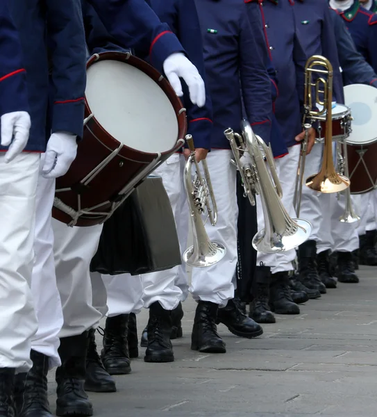 Musikerna i bandet i full uniform på torget — Stockfoto