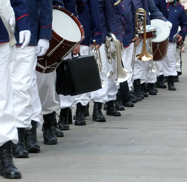 Parad av musikerna i bandet i full uniform på stan stre — Stockfoto