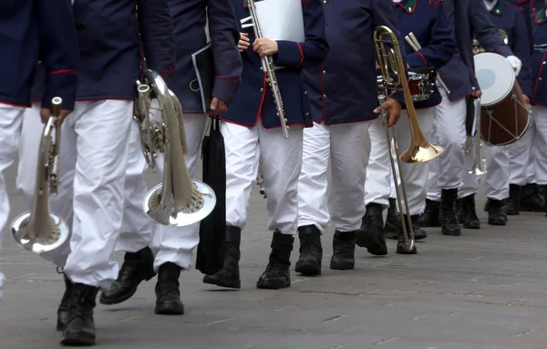 Muitos músicos da banda de uniforme completo durante o desfile — Fotografia de Stock