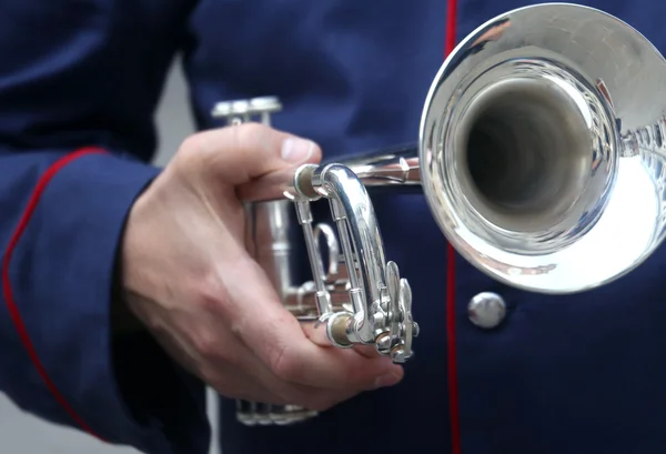 Trompettist met de trompet in hand — Stockfoto