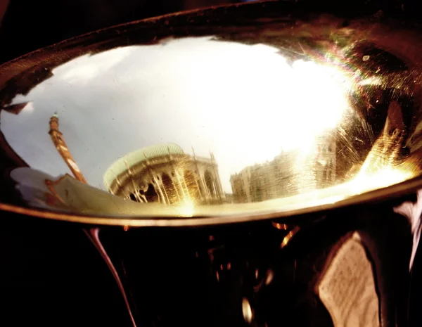 Reflection of the Basilica Palladiana in the surface of the trom — Stock Photo, Image