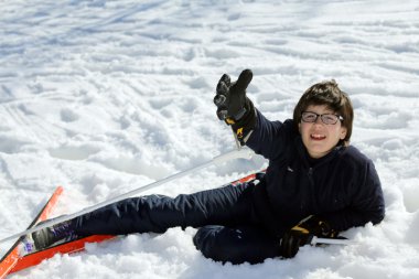 Çocuk kayakları ile yıkılmasından sonra yardım istedi