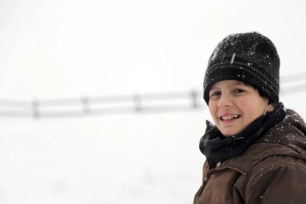 Retrato de menino italiano com roupas de inverno — Fotografia de Stock