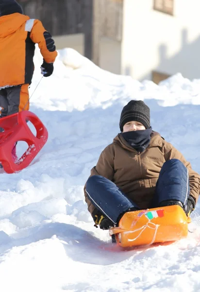 年轻的家伙在落与橙色鲍勃的血统上滑雪 sl — 图库照片