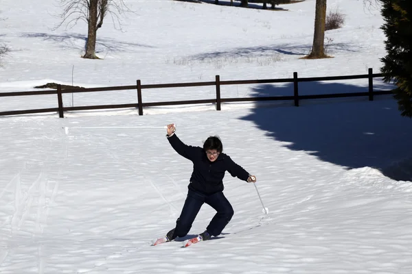 Young boy learns to ski in the mountains in winter — Stock Photo, Image