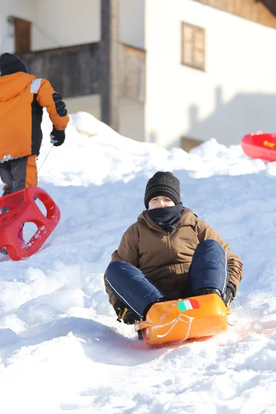 年轻的家伙下山与鲍伯的后裔在滑雪坡上 — 图库照片