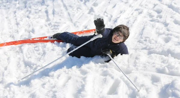 小男孩请求帮助后从滑雪的雪上摔下来 — 图库照片