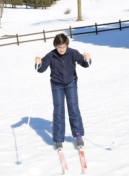 クロスカントリー スキーでスキーを学ぶ若い少年 — ストック写真