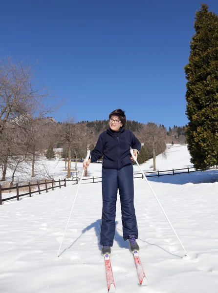Menino sorrindo aprende a esquiar cross-country no inverno — Fotografia de Stock