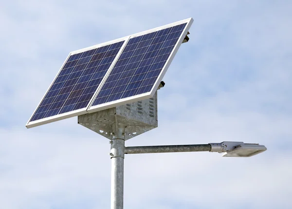 Fotovoltaik hücreler ile güneş enerjisi sokak lambası — Stok fotoğraf