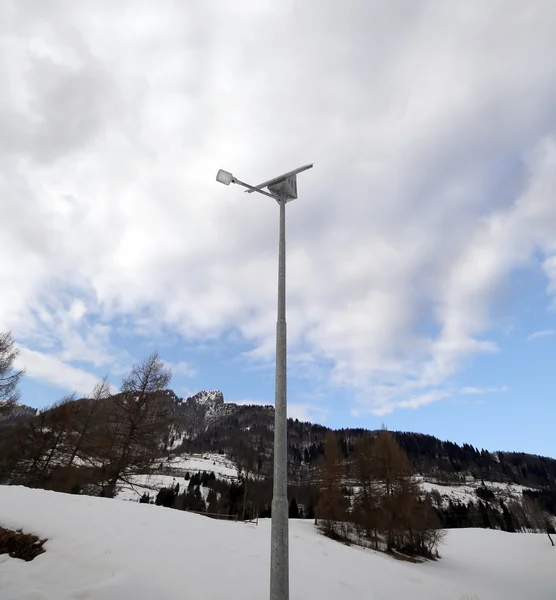 Energía solar Lámpara de calle con células fotovoltaicas en una montaña — Foto de Stock
